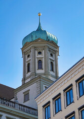 Fototapeta na wymiar Ein Zwiebelturm des Augsburger Rathauses in Teleaufnahme
