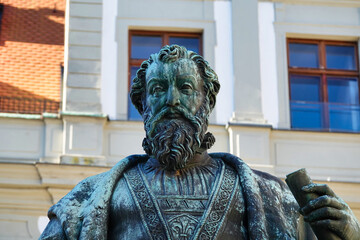 Statue von Hans Jakob Fugger in der Augsburger Innenstadt in Nahaufnahme