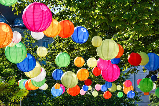 Viele bunte Lampions die zur Dekoration eines Festes im Freien dienen