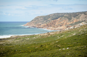 Fototapeta na wymiar Zielony brzeg oceanu za Cascais w Portugalii