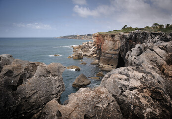 Fototapeta na wymiar Kamienisty brzeg oceanu za Cascais w Portugalii