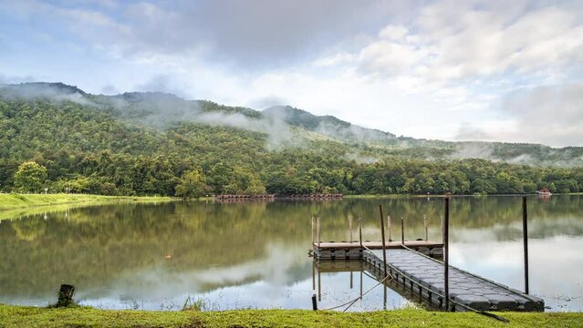 Time lapse view of beautiful lake and mountains on an early morning at Huay Tung Tao park in Chiang Mai, Thailands