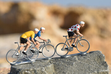 Cyclisme cycliste vélo champion Tour de France maillot jaune pois montagne grimpeur  - obrazy, fototapety, plakaty