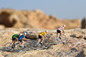 Cyclisme cycliste vélo champion Tour de France maillot jaune pois grimpeur montagne 