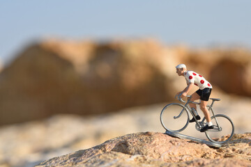 Fototapeta na wymiar Cyclisme cycliste vélo champion Tour de France maillot pois montagne grimpeur