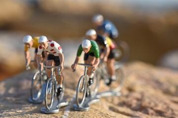 Cyclisme cycliste vélo champion Tour de France montagne peloton - obrazy, fototapety, plakaty