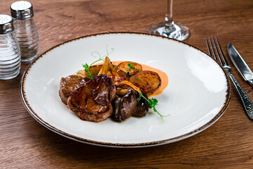 medallions of beef with baked mini potatoes with mushrooms