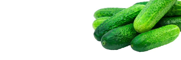 Photo sur Plexiglas Légumes frais green cucumbers on a white background. ripe gherkins on a table. fresh vegetables on a light texture. the concept of growing cucumbers