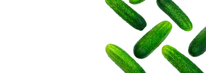 Fotobehang Verse groenten groene komkommers op een witte achtergrond. rijpe augurken op een tafel. verse groenten op een lichte textuur. het concept van het kweken van komkommers