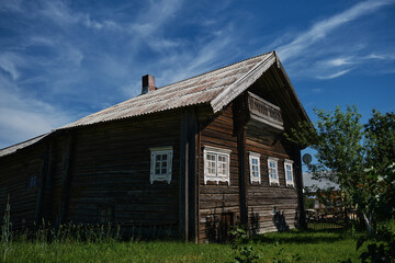 Obraz premium The concept of travel in Russia. One of the most beautiful villages of Karelia Kinerma in summer. The old wooden house has been well preserved to our time.