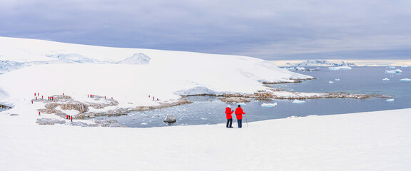 Antarktis Touristen in roten Parkas erklimmen eine antarktischer Eisberg Landschaft bei Portal...