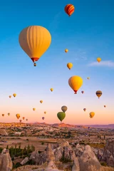 Foto auf Glas Heißluftballons fliegen am Himmel bei Sonnenuntergang in Kappadokien, Türkei © Ievgen Skrypko