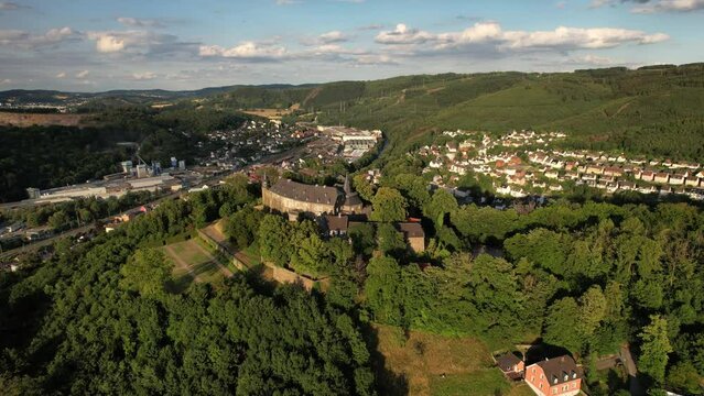 Schloss Hohenlimburg &uuml;ber der Stadt Hohenlimburg - Sauerland, NRW