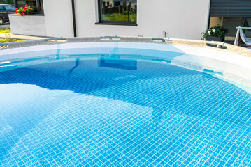 Large expansion pool with a diameter of 3.96 meters, set in the backyard next to the house.