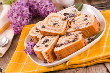 Swiss roll cake con chocolate chips.