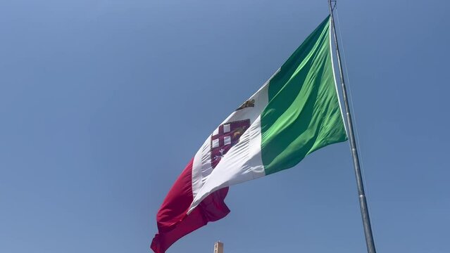 Video della bandiera Italiana con lo stemma della marina militare, che sventola 