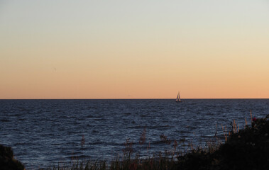 Segelboot in der Abenddämmerung