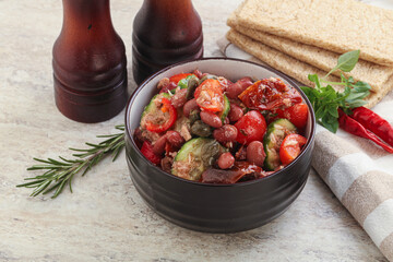 Tuna salad with bean and tomato