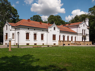 Fototapeta na wymiar Pałac w miejscowości Szczurowa. Lipiec 2022