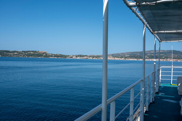 Sur un petit ferry boat dans les îles ioniennes - obrazy, fototapety, plakaty