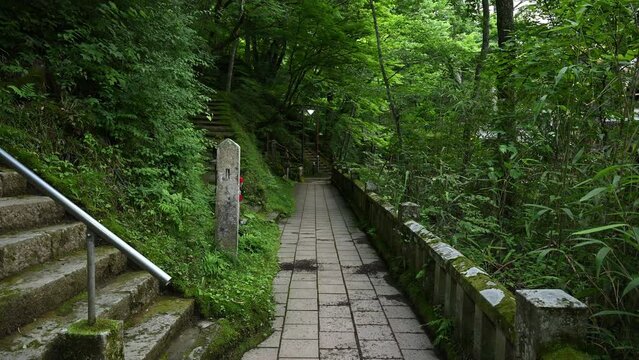 日本の山奥のさびれた温泉地　日本　温泉　夕方　景色
