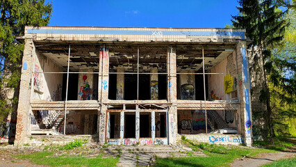 Obraz premium An old abandoned ruined building in a park on the outskirts of Kyiv. In the past there was a restaurant overlooking the lake