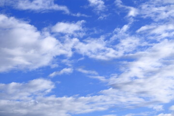 Naklejka na ściany i meble piękne letnie chmury na tle błękitnego nieba 