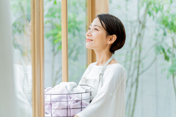洗濯物を持つ日本人女性
