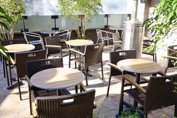 カフェテリアレストランの開店前のの空の椅子とテーブル