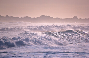 olas del mar reventando