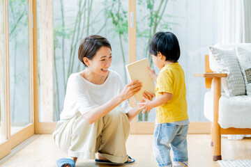 本を読み聞かせる日本人の母親と子供