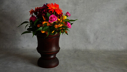 木製花瓶に飾られたビビットな花束