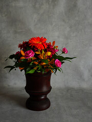 木製花瓶に飾られたビビットな花束