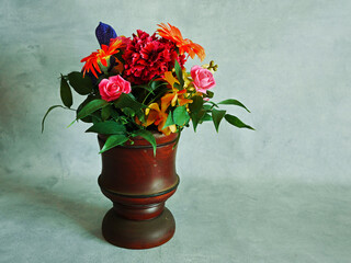 木製花瓶に飾られたビビットな花束