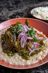 Seco de asado con pure de alubias, con arroz. Comida tradicional peruana