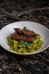 Entraña con pasta y salsa verde. Comida peruana