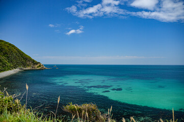 Fototapeta premium 半島の崖と澄んだ海