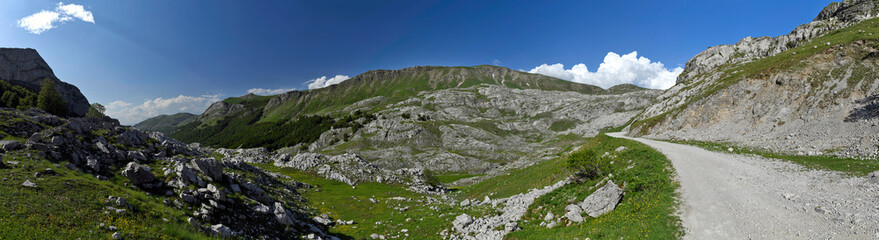 Mountain range next to the  Bukumirsko Lake (Montenegro) // Gebirgszug am Bukumirsko-See...