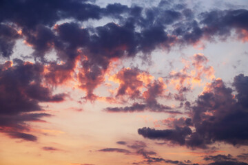 Obraz premium Beautiful sky with red clouds at sunset