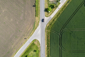 Skrzyżowanie dróg z samochodem i polami
