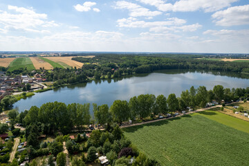 Jezioro Żelazno Polska latem z drona, pola i lasy