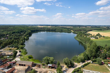 Jezioro Żelazno Polska latem z drona, pola i lasy