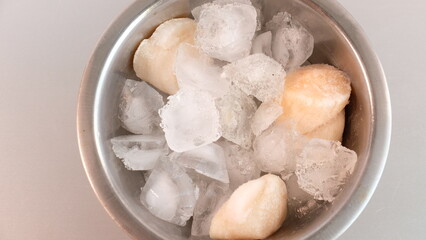 冷凍のホタテを解凍する方法、塩と氷を使って、おいしく解凍できます。