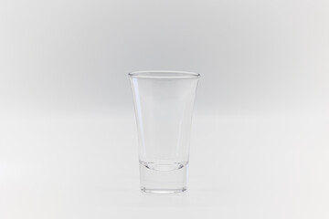 中心にある空のショットグラス