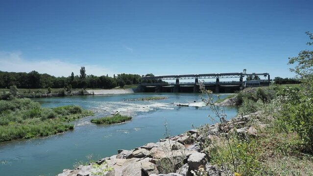 Petite Camargue Alsacienne. Naturschutzgebiet in der ehemaligen Rheinaue. Blick auf den Altrhein, flussabw&auml;rts von der Stauwehr M&auml;rkt und Wasserkraftwerk Kembs