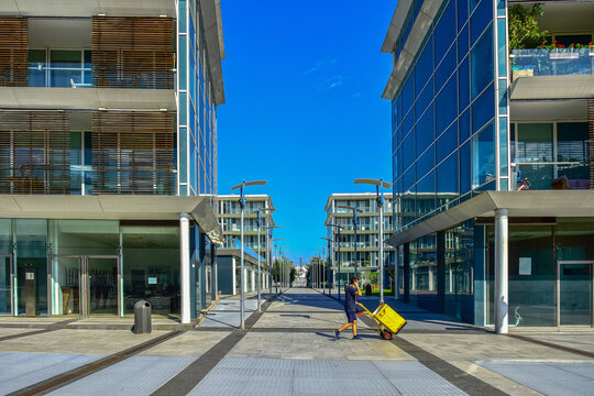 Strada vuota all'esterno dell'edificio
