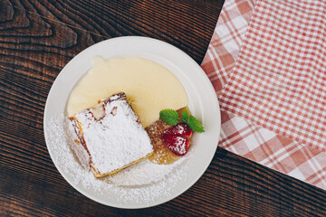 Topfenstrudel mit Vanillesauce