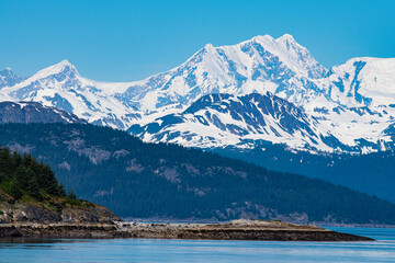 Eine großartige  Landschaft - Schneebedeckte Berge und zehn Gletscher bilden die Kulisse in  der Glacier Bay, Alaska