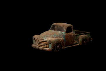 maqueta de camioneta de juguete sobre fondo negro 