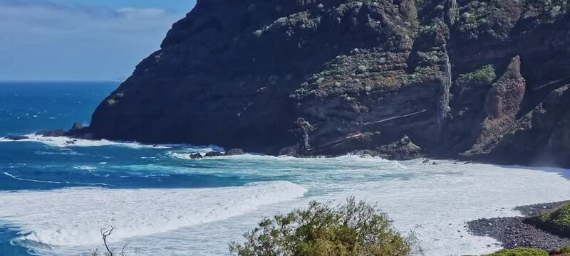oleaje en la costa bajo el Roque Dos hermanos, Punta del Hidalgo, Tenerife.